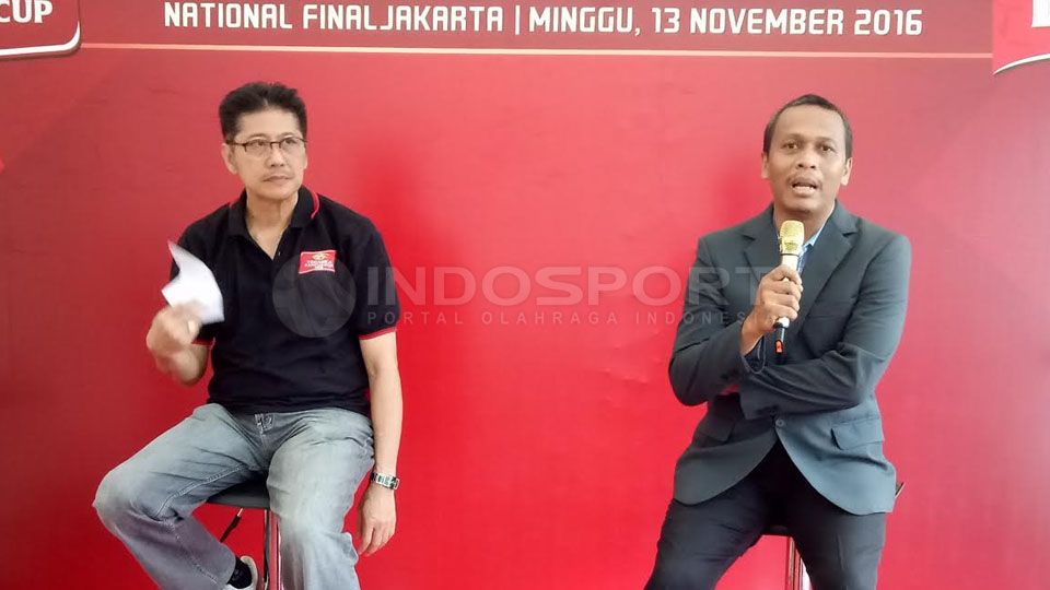 Managing Director TCC 2016, Goesnawan (kiri) bersama dengan Fritz Rudy, Sekretaris Asosiasi Provinsi (Asprov) PSSI DKI Jakarta. Copyright: © May Rahmadi/Indosport